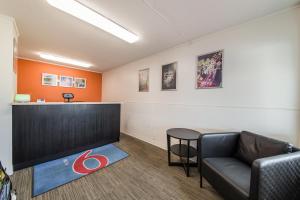 Zona d'estar a Motel 6-Cranbrook, BC