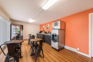 Cuina o zona de cuina de Motel 6-Cranbrook, BC