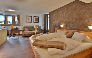sypialnia z dużym łóżkiem i salonem w obiekcie Hotel Silvretta - im Sommer INKLUSIVE Super-Sommer-Card w mieście Serfaus