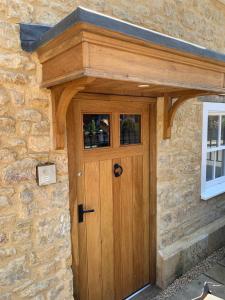 drewniane drzwi wejściowe kamiennego domu w obiekcie No.4 Ludbourne Hall w mieście Sherborne