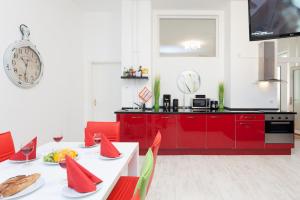 una cocina con armarios rojos y una mesa con comida. en Labyrinth, en Berlín 20 fotos más