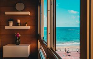 Habitación con ventana y vistas a la playa. en Canteras HR, en Las Palmas de Gran Canaria