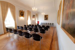 Una habitación con un montón de sillas. en Johanniterhotel, en Nieder Weisel