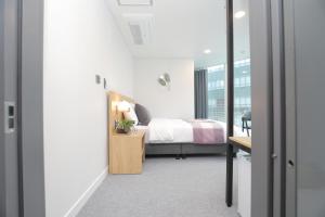 Gulta vai gultas numurā naktsmītnē Line Hotel Myeongdong