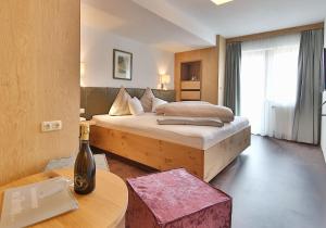 Łóżko lub łóżka w pokoju w obiekcie Hotel Silvretta - im Sommer INKLUSIVE Super-Sommer-Card