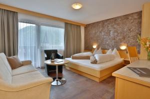 Łóżko lub łóżka w pokoju w obiekcie Hotel Silvretta - im Sommer INKLUSIVE Super-Sommer-Card