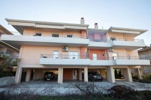 un gran edificio de apartamentos con un coche aparcado delante en V Luxury Apartment 2, en Ioannina