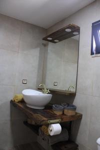 bagno con lavandino e specchio di A Casinha da Padaria, Soajo a Soajo