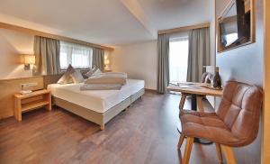 Łóżko lub łóżka w pokoju w obiekcie Hotel Silvretta - im Sommer INKLUSIVE Super-Sommer-Card