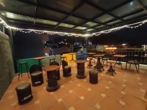 una habitación con mesas, taburetes y luces en Bonjour Sa Pa Hotel, en Sa Pa