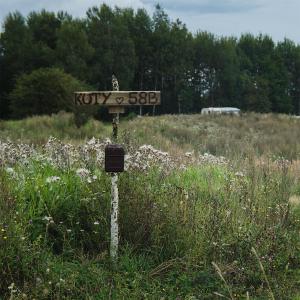 um sinal no meio de um campo de flores em Place for tent - Miejsce na namiot u stóp natury em Kuty