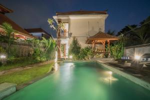 basen przed domem w nocy w obiekcie Sriwedari 40 Ubud w mieście Ubud
