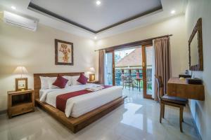 Un dormitorio con una cama grande y un balcón. en Sriwedari 40 Ubud, en Ubud