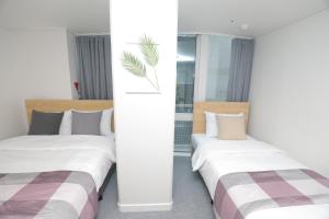 Gulta vai gultas numurā naktsmītnē Line Hotel Myeongdong