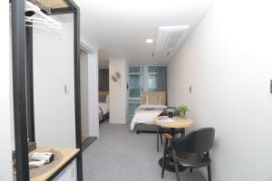 Gulta vai gultas numurā naktsmītnē Line Hotel Myeongdong
