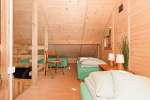 a room with a bed and a desk and a chair at SOLEI in Pobierowo