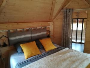 מיטה או מיטות בחדר ב-Camping Loisirs Des Groux