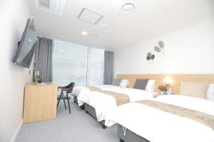 Tempat tidur dalam kamar di Line Hotel Myeongdong