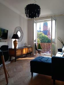 托倫的住宿－Katarzyny11，客厅配有床、书桌和窗户