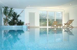 Bazén v ubytování Hotel Piccolo Mondo nebo v jeho okolí