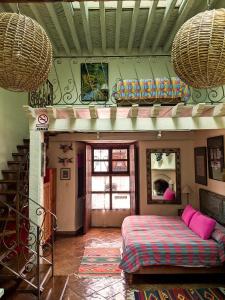 een slaapkamer met een bed en een trap in een kamer bij Hotel Casa Encantada in Pátzcuaro