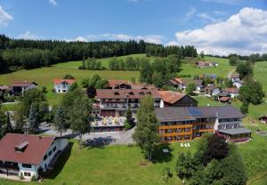 una vista aérea de un complejo en un campo verde en Hotel der Bäume, en Drachselsried