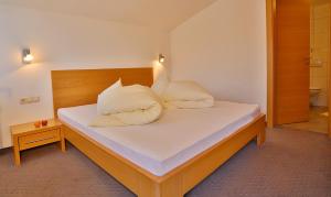 Posteľ alebo postele v izbe v ubytovaní Apartmenthaus Jörg - im Sommer INKLUSIVE Super-Sommer-Card