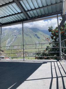 einem Gebäude mit Bergblick in der Unterkunft Tamila Guest House in Kazbegi