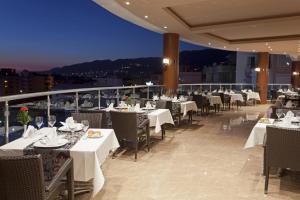 アランヤにあるDiamond Hill Resort Hotelの眺めの良いテーブルと椅子付きのレストラン