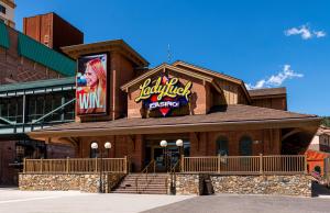 un edificio con un cartel que dice hotel jello en Lady Luck Casino Black Hawk, en Black Hawk