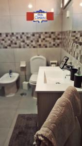ein Bad mit einem Waschbecken und einem WC in der Unterkunft Casa Família Cardoso in Tavira