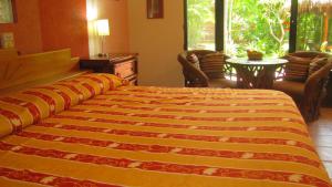 Uma cama ou camas num quarto em La Paloma Oceanfront Retreat