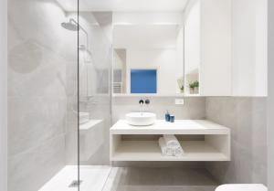 博爾扎諾的住宿－Cityflair Boutique Apartments，一间带水槽和玻璃淋浴的浴室