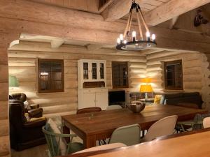 a living room with a table and chairs and a dining room at Vakantiehuis de 7 geweien in Emst