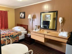 מיטה או מיטות בחדר ב-Relax Inn Vinita