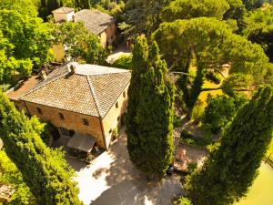 an overhead view of a large house with trees at Appartamenti Castelletto in Sinalunga