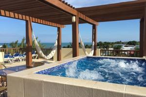 Bazén v ubytování Caye Reef Condos nebo v jeho okolí