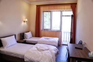 Un pat sau paturi într-o cameră la Sofya