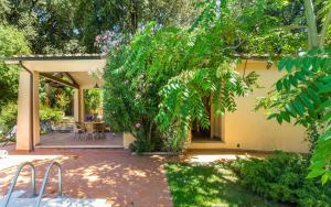 a house with a garden and a patio at Cottage Castelletto in Sinalunga