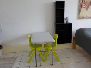 Istumisnurk majutusasutuses Apartment Studio Halfon