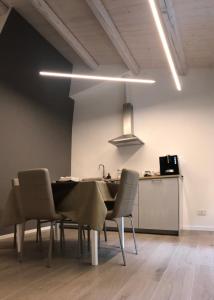 a dining room with a table and chairs at Ibisco Affittacamere in Iesi