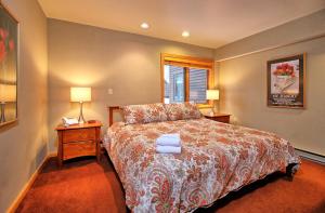מיטה או מיטות בחדר ב-Amazing view, location, ski back trails, sports center, pool Highridge B4 Highridge