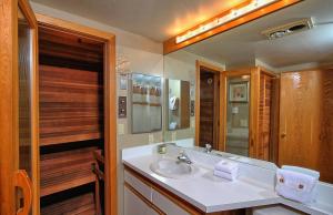 bagno con lavandino e specchio di Amazing view, location, ski back trails, sports center, pool Highridge B4 Highridge a Killington