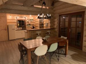 eine Küche und ein Esszimmer mit einem Holztisch und Stühlen in der Unterkunft Vakantiehuis de 7 geweien in Emst