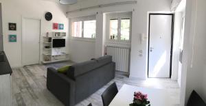 uma sala de estar com um sofá e uma mesa em OASI METROPOLITANA Apartment em Roma
