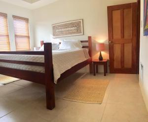 Postel nebo postele na pokoji v ubytování Caye Reef Condos