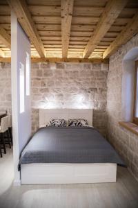 Postel nebo postele na pokoji v ubytování Limestone Heritage House
