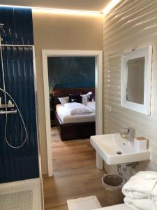 ein Badezimmer mit einem Bett, einem Waschbecken und einer Dusche in der Unterkunft Haus Grünewald Unsleben in Unsleben
