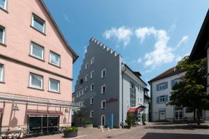 eine Gruppe von Gebäuden nebeneinander auf einer Straße in der Unterkunft Hotel am Stadtgarten in Radolfzell am Bodensee