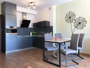 Kuchyňa alebo kuchynka v ubytovaní LuxApartament 1 - z widokiem i garażem w nowym Zeta Park